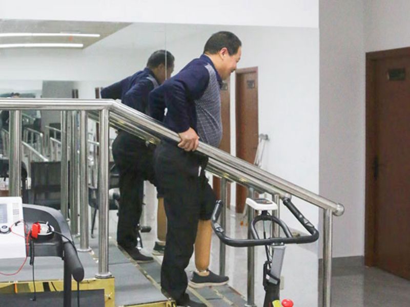 小腿假肢下樓梯 